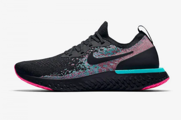 Sepatu sneakers dengan aksen warna neon